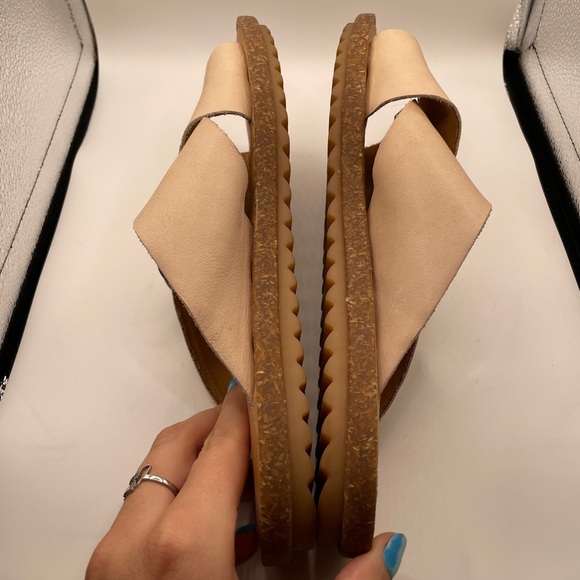 Born beige leather Slide Sandals with Buckle size 10 - Picture 9 of 9